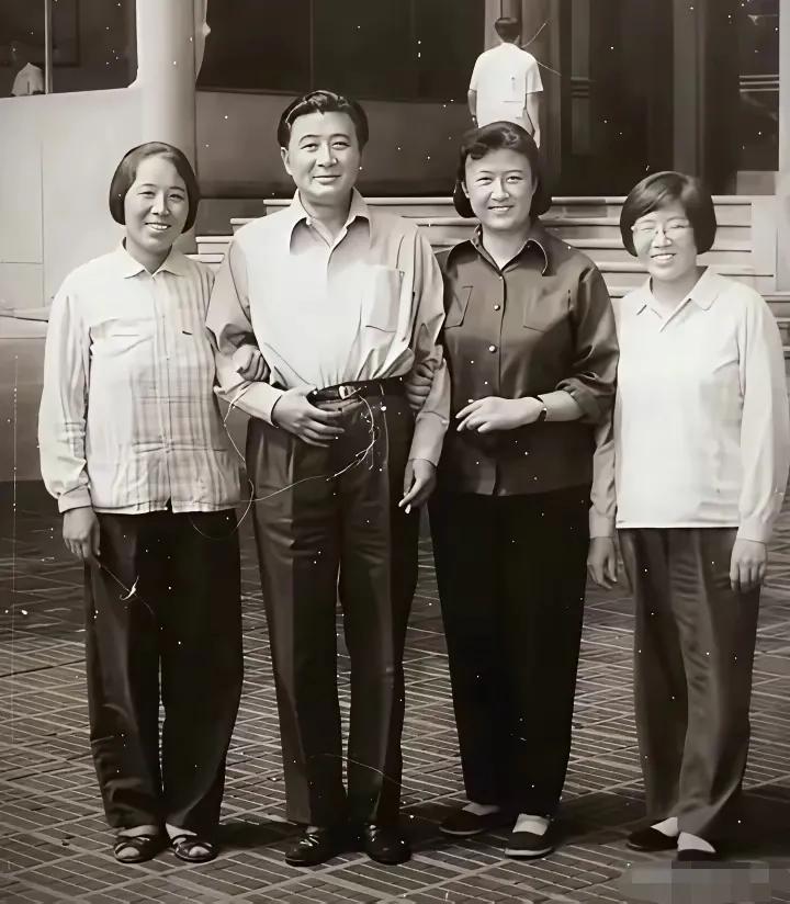 这是当年赵丹老师和妻子及友人在一起的合影，年龄大的人都知道，赵丹老师是过去老电影