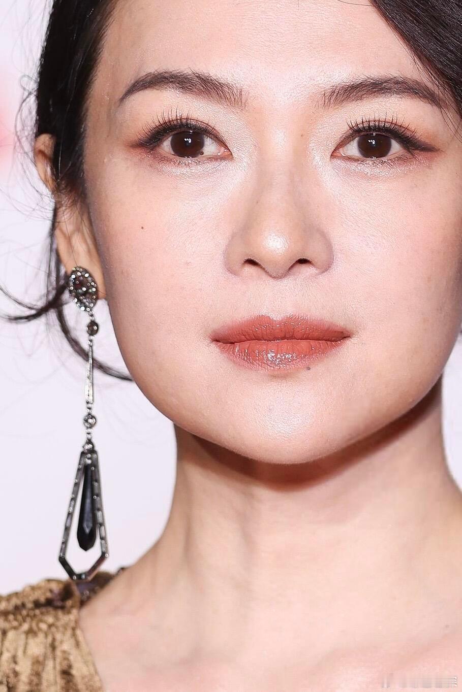 章子怡卢米埃尔电影节生图 卢米埃尔电影节生图里的章子怡，松弛又大气，自带电影大花