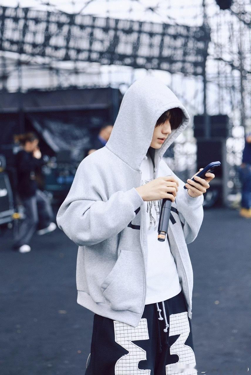 娱乐张子墨嘉善音乐节彩排照张子墨嘉善音乐节彩排 期待张子墨嘉善舞台