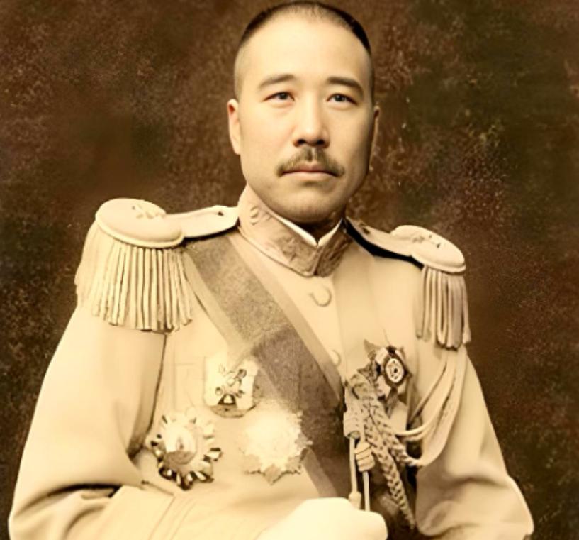 张宗昌准备处决一个逃兵，写手令时“毙”字不会写，就想改成打200军棍，可棍字也不