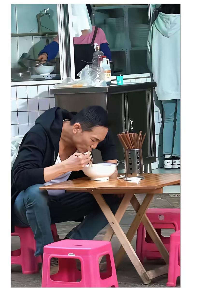 这么大的明星也吃路边摊的面，真接地气