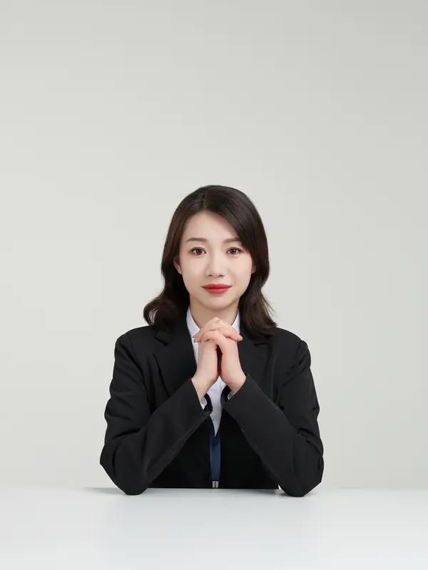 台湾时事评论员邱毅称，当他看到郑丽文在马场町秋祭现场，拿着花圈向这些受难的亡灵三