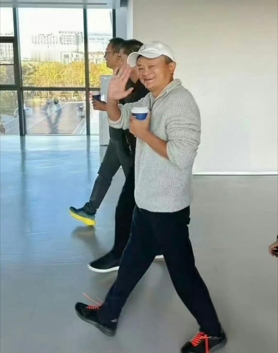 马云现身阿里巴巴园区 马云好久没出现在阿里园区了，瑞幸这波又赚麻了 