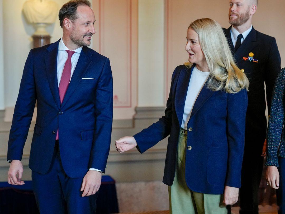 新闻 2026.4.10 挪威王储一家接见意大利米兰-科尔蒂纳冬残奥会参赛运动员