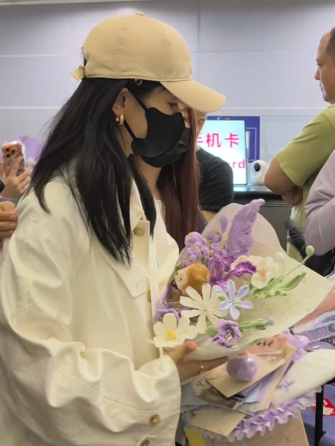 杨紫到达上海 期待今晚白玉兰提名晚宴