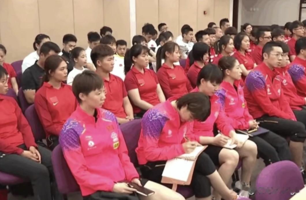 这张照片里陈梦认真做笔记的样子太让人喜欢了。

陈梦不光球打的过硬，做人做事的态