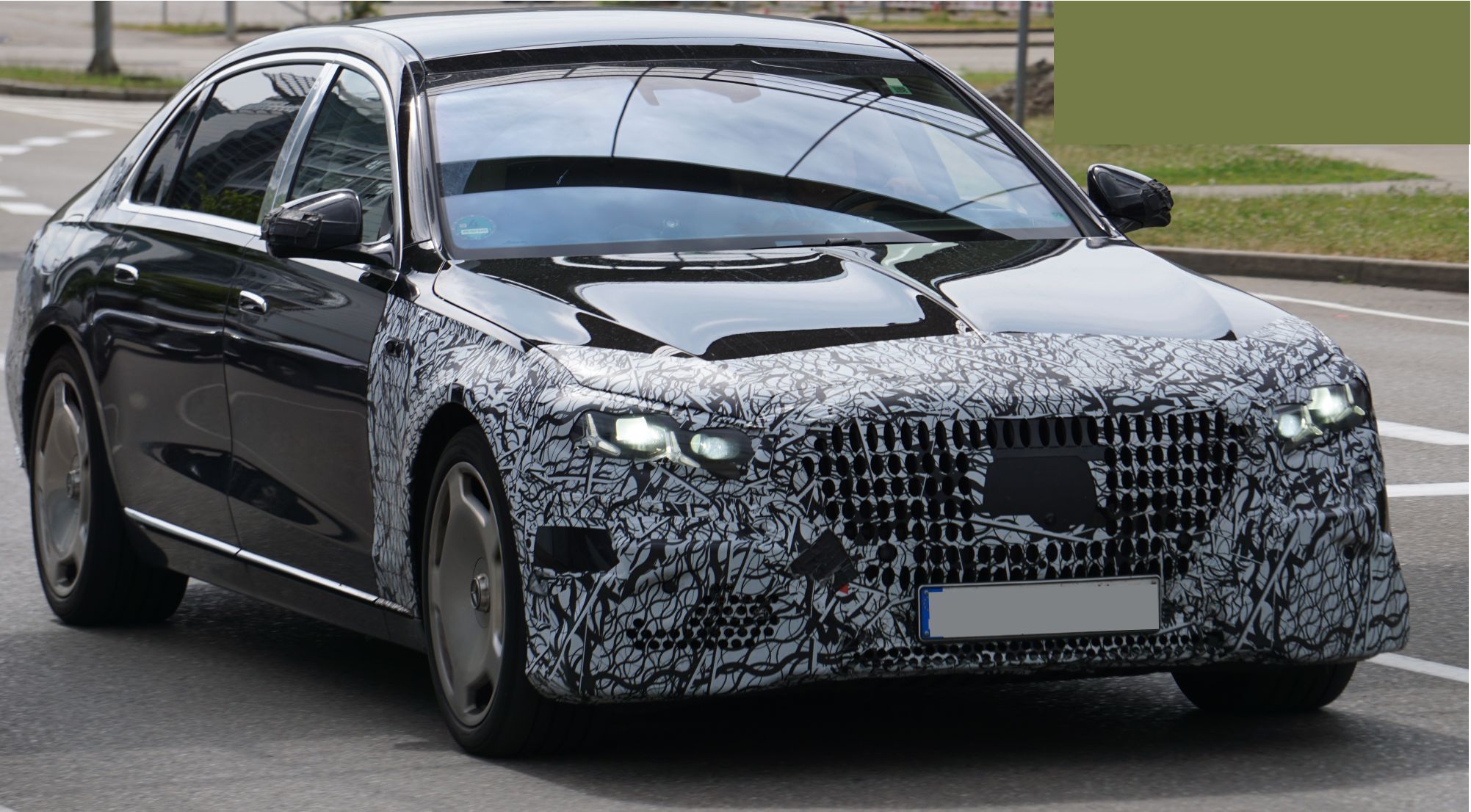 2026年3月底，梅赛德斯还将展示S级迈巴赫（Z223）的改款，搭载6.0升（M