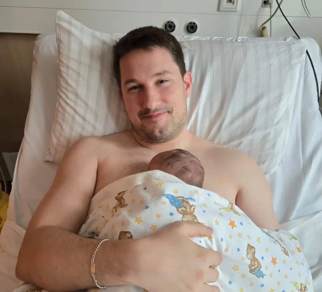 瑞乒选手卡尔森更新：喜得贵子后才知道原来这是人生最幸福的时刻！
欢迎来到这个世界