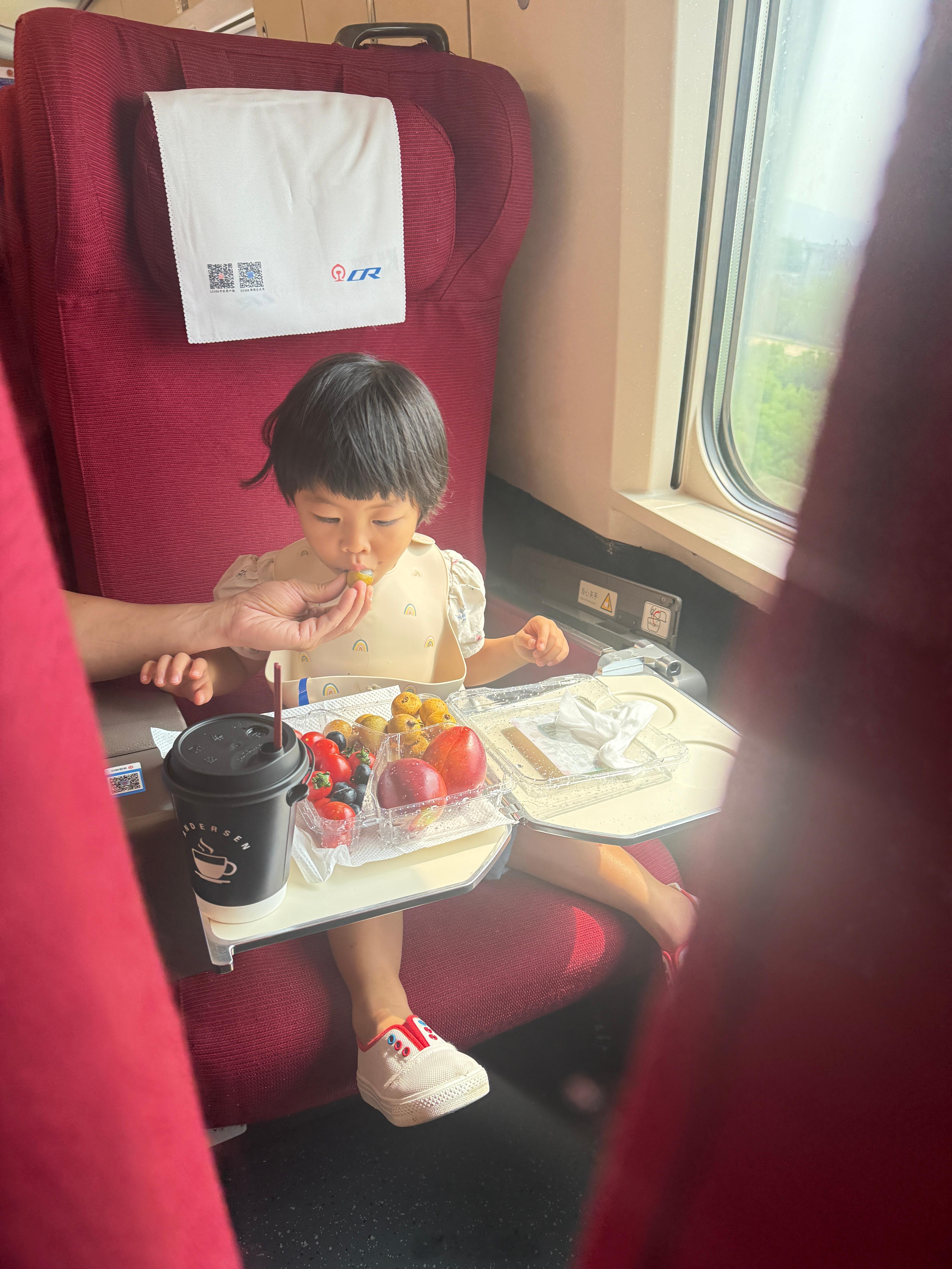 转过去观测球宝，不禁跟旅蛙感叹，球宝坐车也太棒了吧，也不哭也不闹的旅蛙：我又买面