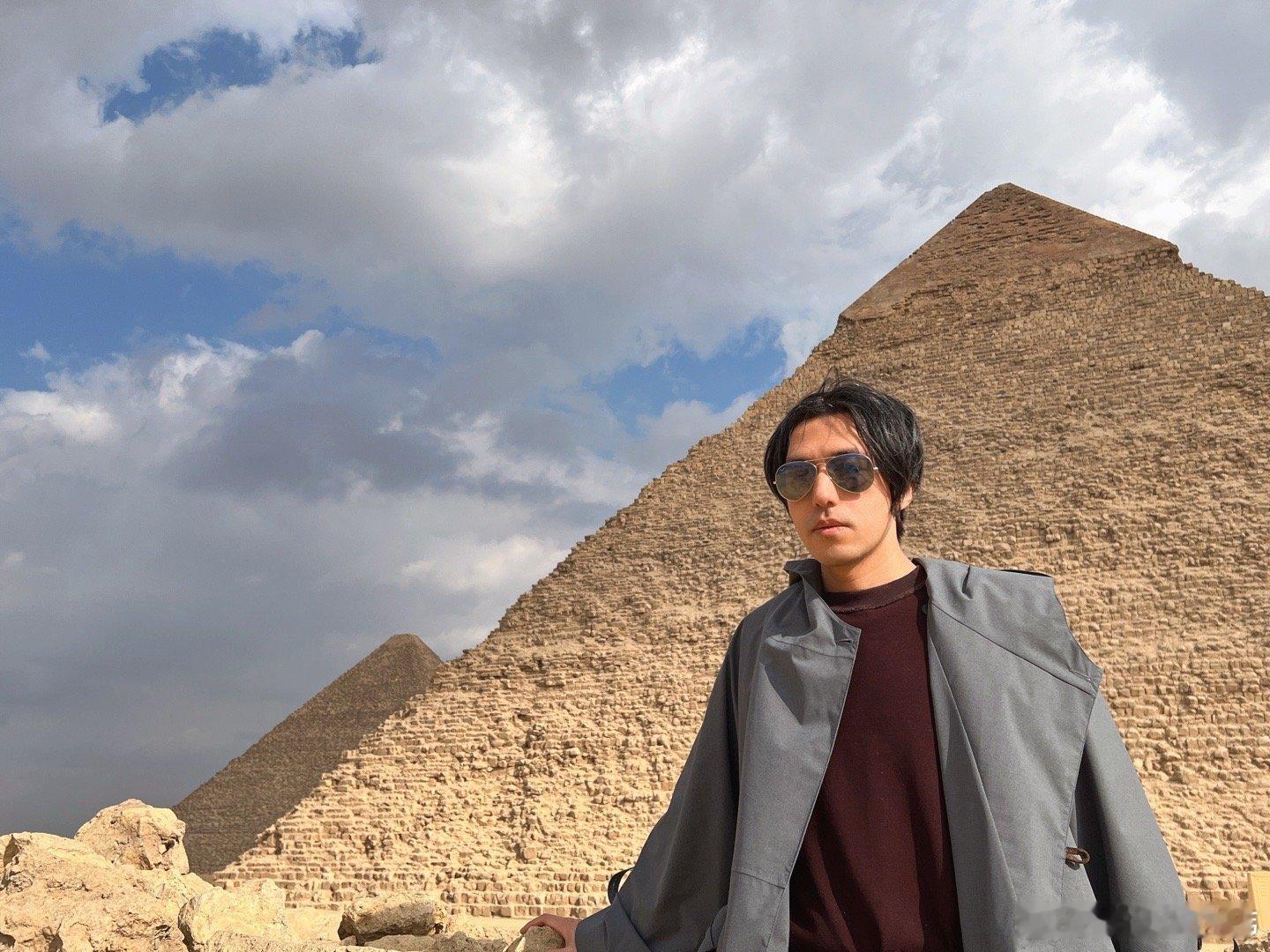 我觉得金字塔好看，主要在线条简洁，光影壮丽。王维“大漠孤烟直，长河落日圆”：背景