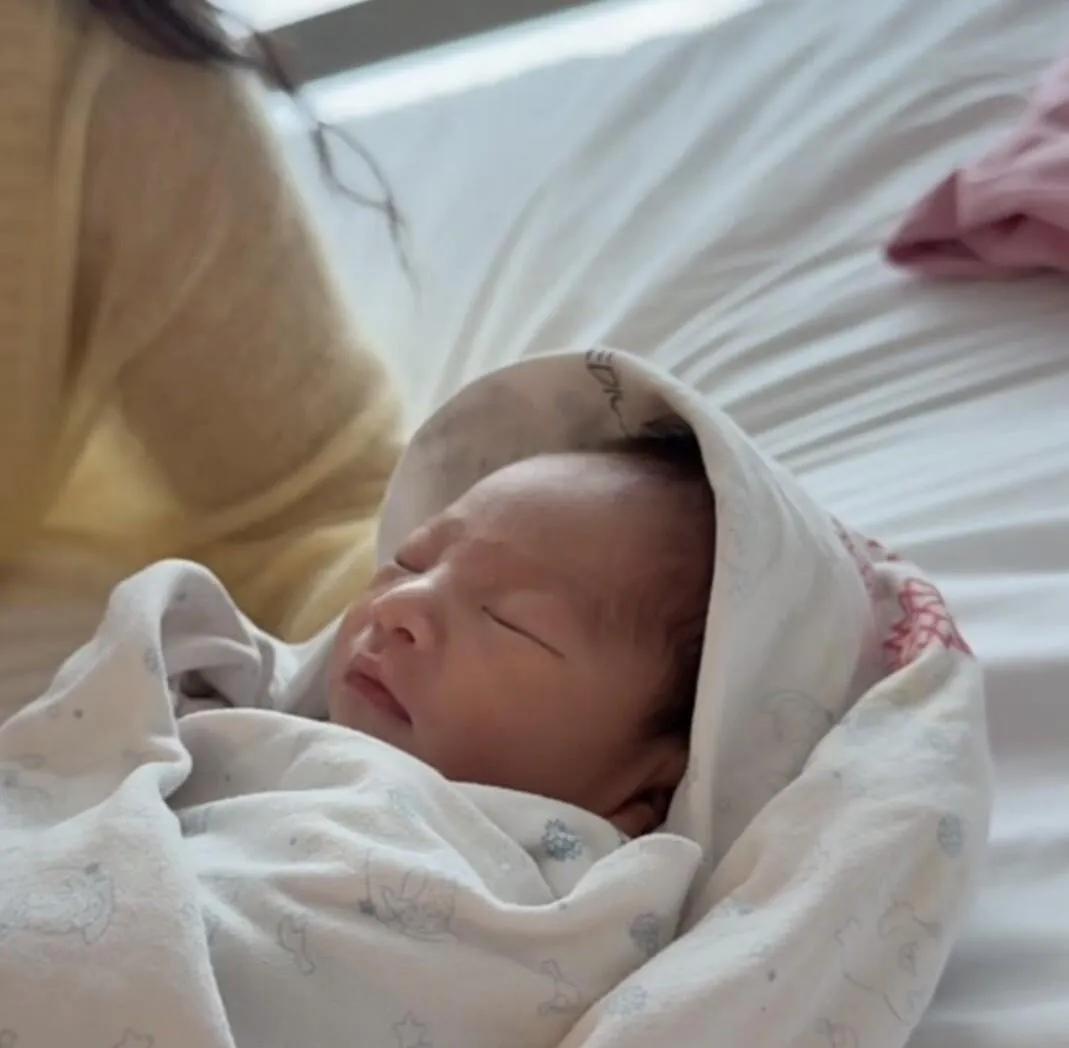 马筱梅产后首次露脸啦！画面里她温柔地用手指轻点着儿子的小脸蛋，那满溢的母爱都快溢