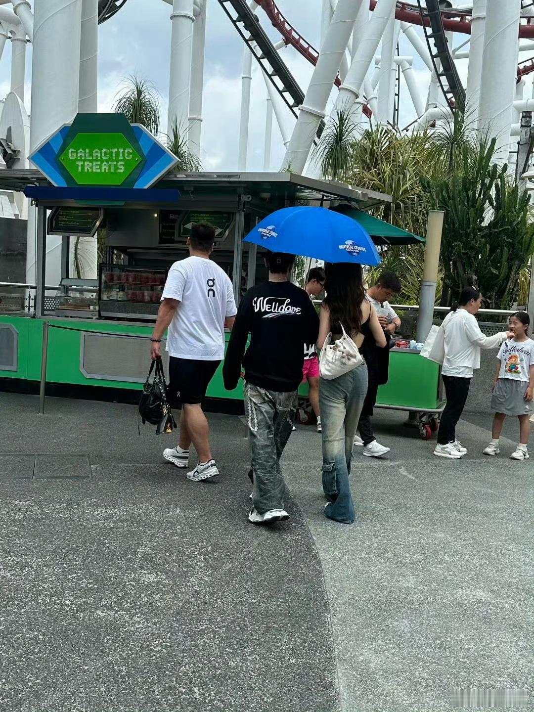 黄晓明与女子同游新加坡这是恋情迎来新一春了吗，蹲一下。审美倒是一如既往，同游环球