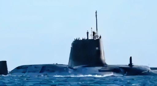 就这么悄悄就位了，英国没搞大张旗鼓的军演，没发高调的声明，就直接把自家顶尖核潜艇