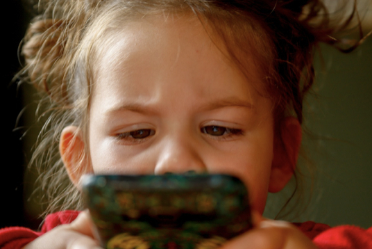 保护视力，如何安排孩子与电子产品的使用时间呢？美国儿科学会建议：①18个月以下的