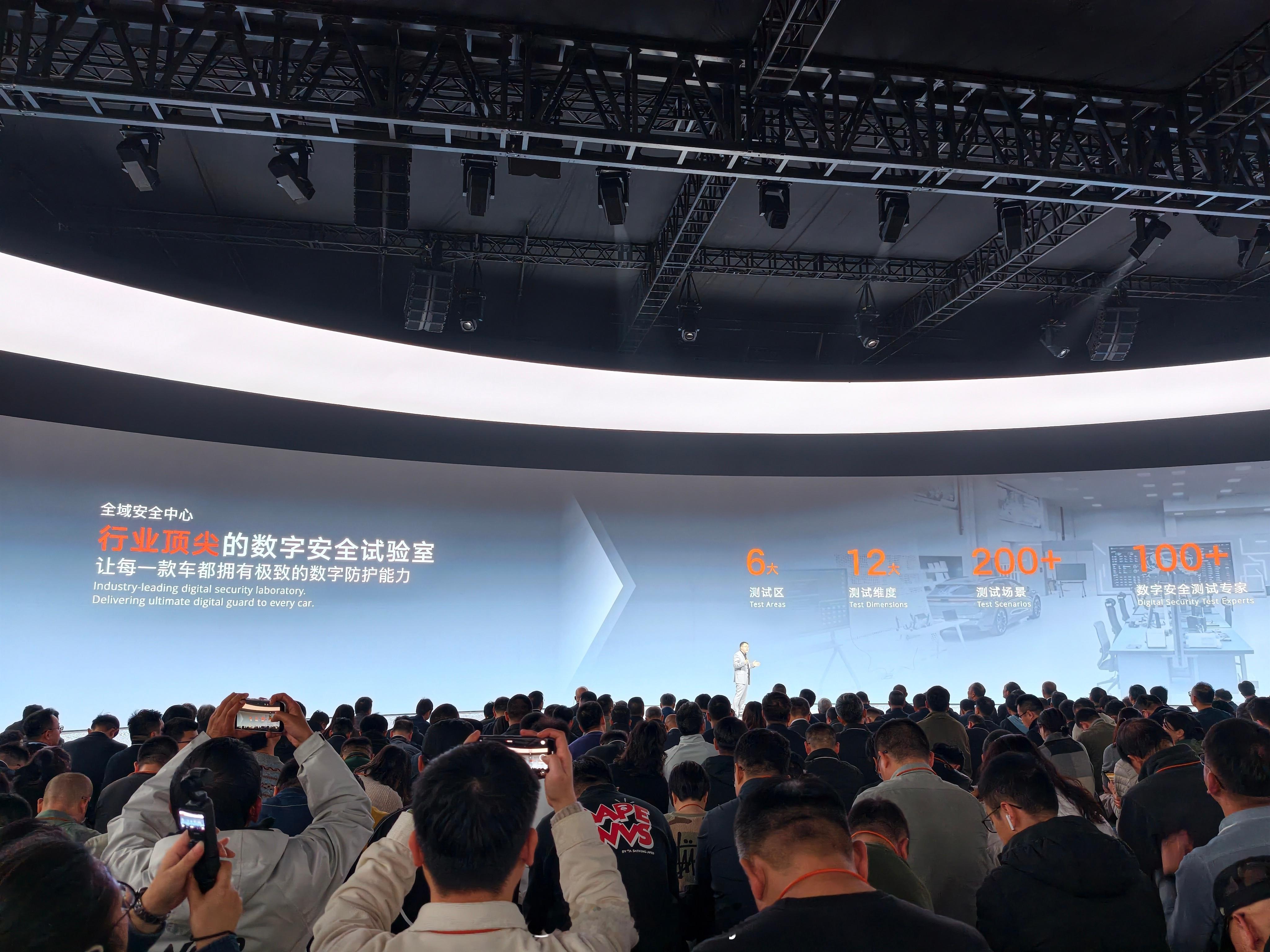 吉利全域安全试验中心真硬核。293.39m全球最长（行业平均2倍）轨道，碰撞测试