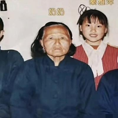 1986年寒冬，山东招远的60岁农妇李翠英在村口草堆旁发现一名被遗弃的女婴，将她