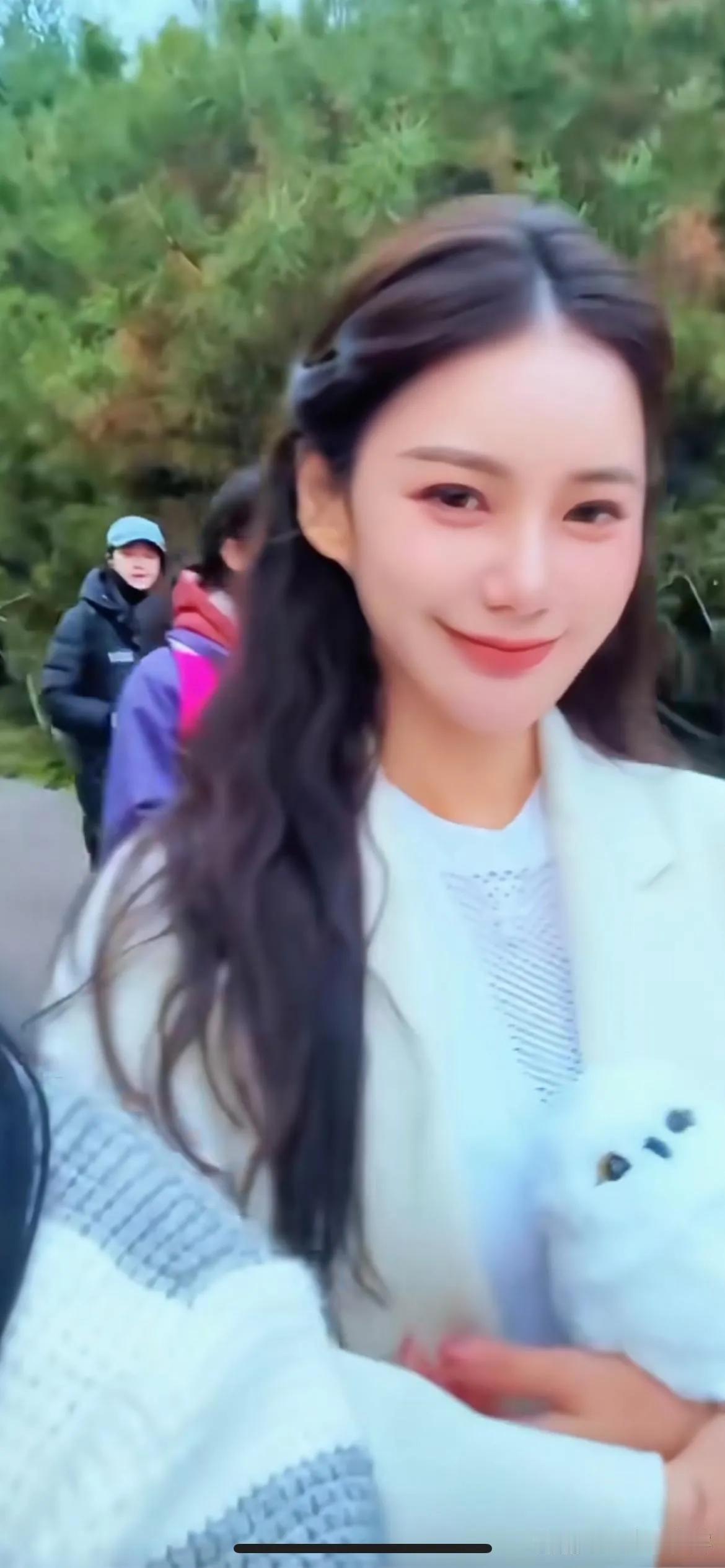 不是亲妈胜似亲妈。在早早失去母亲的小玥玥姐弟生活陷入变故之时，马筱梅展现出了令人