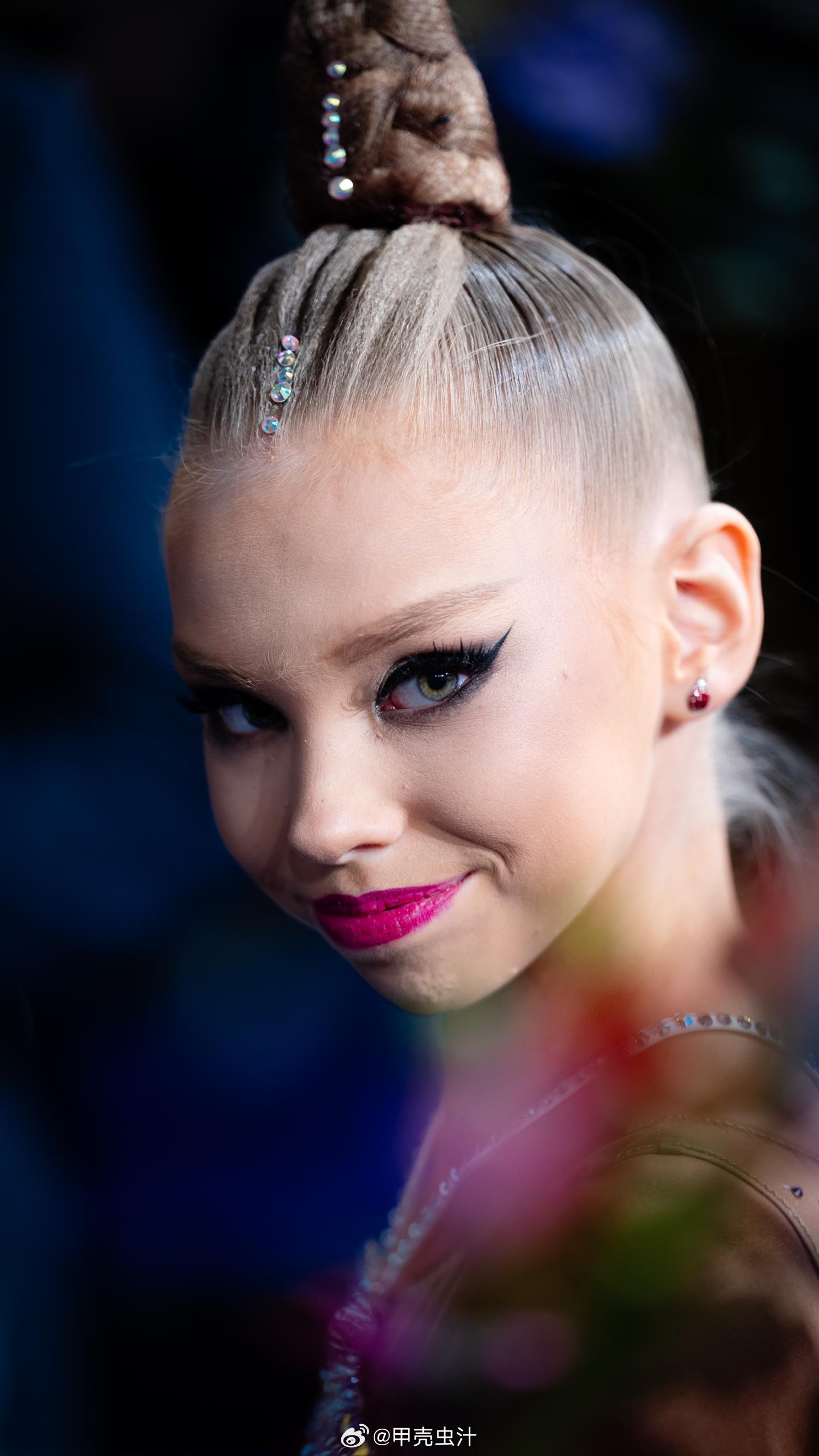 好喜欢这四张庆祝三八妇女节更新的图片💐鲜活又美丽的女孩子们！艺术体操