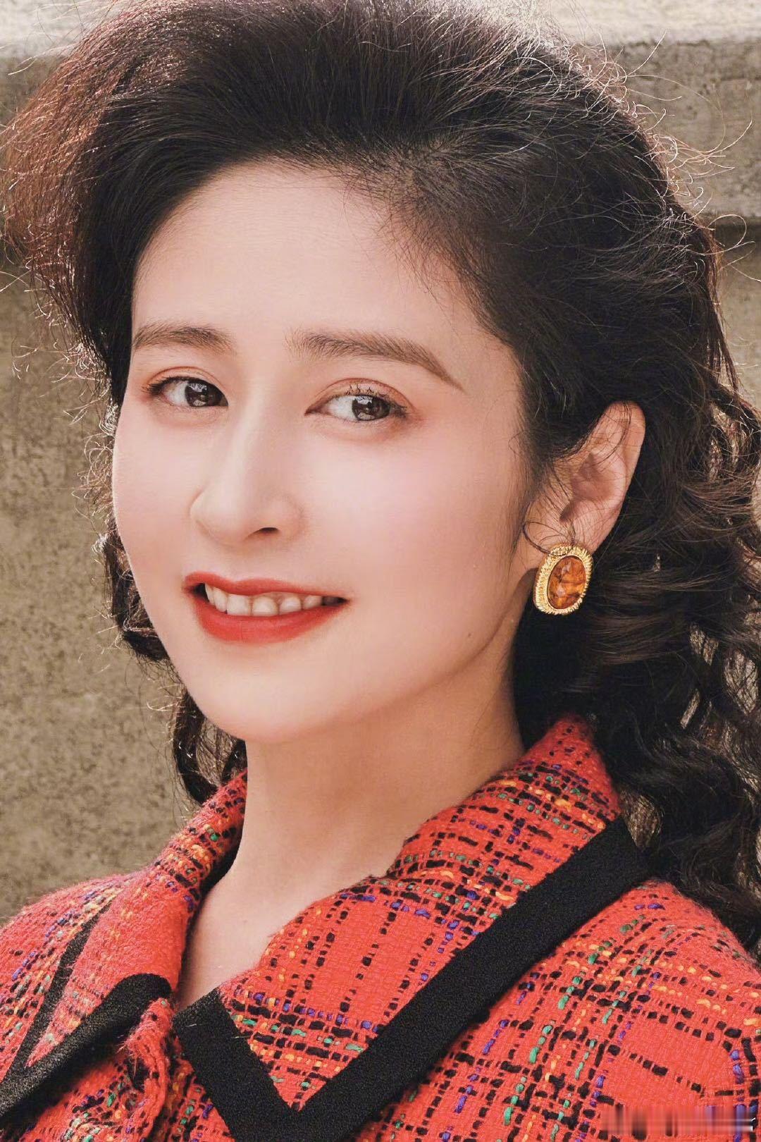 颖儿姐系赛道颖儿姐系赛道升级了《六姊妹》里何家艺的“争”带着点不服输的倔强，《小