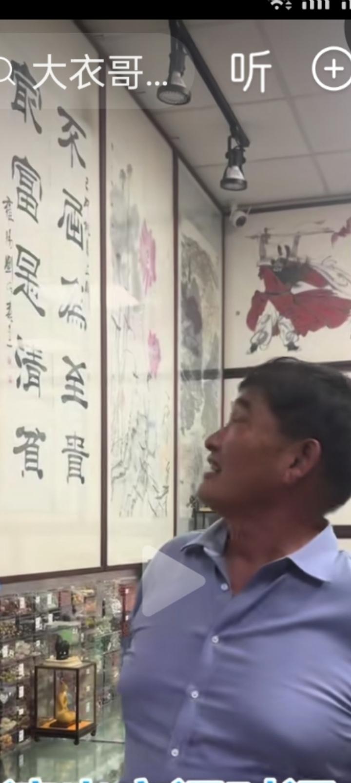 为什么朱之文敢拿起笔秀书法?有人说“朱之文做为一个资深书画家参观指导别人画展”，