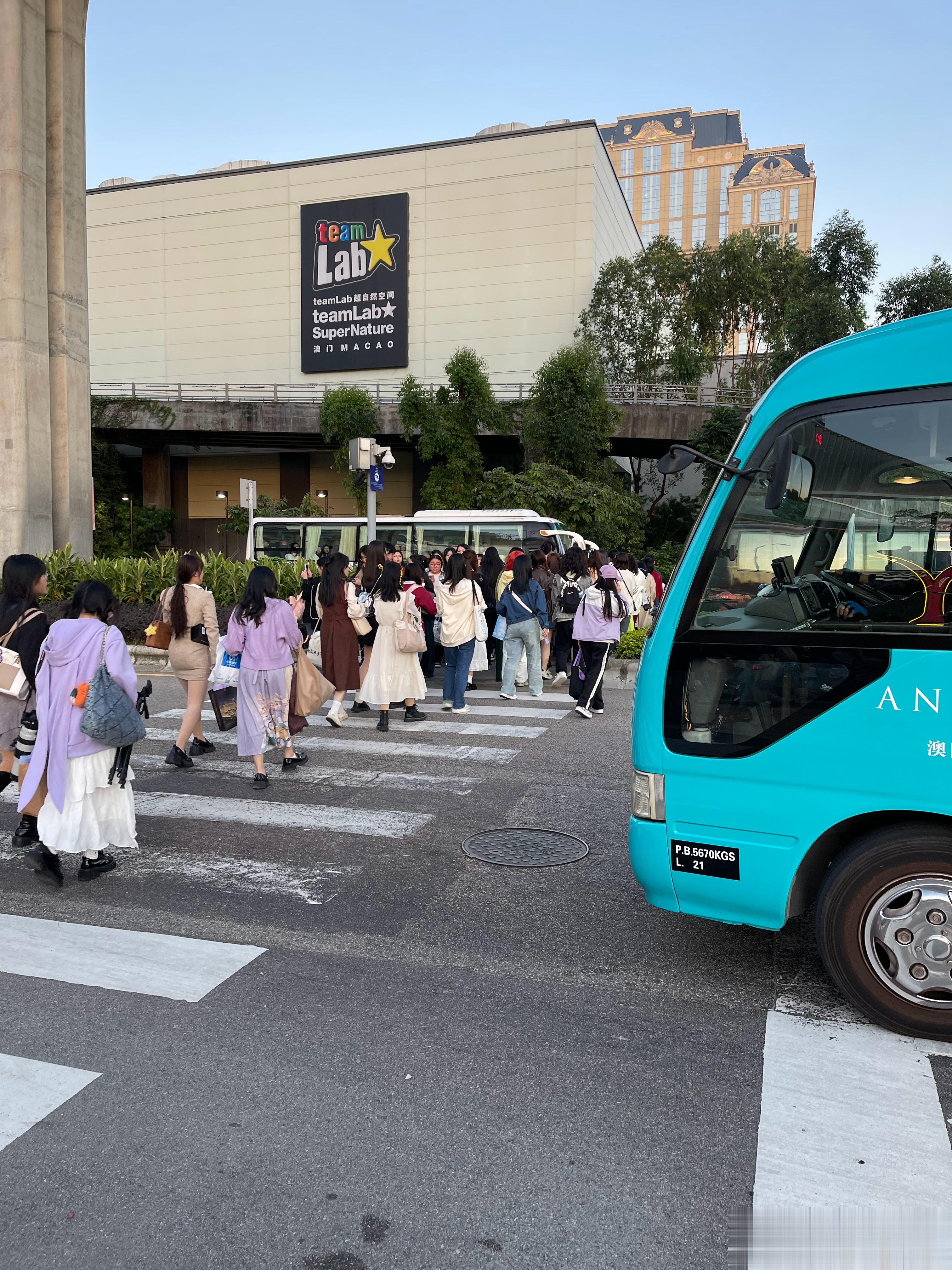 和朋友约了晚饭，结果发现打不到车，刚出酒店准备坐公交，发现整条街都是时代少年团的