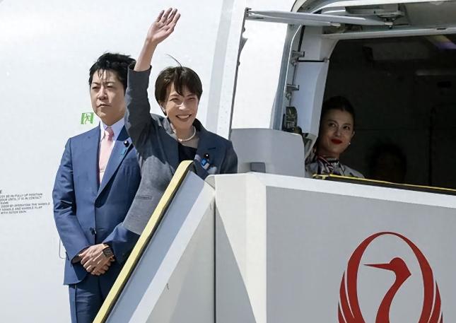 降级接待，日本很寒心

6月13日，日本首相高市早苗满怀期待地抵达英国，但没想到