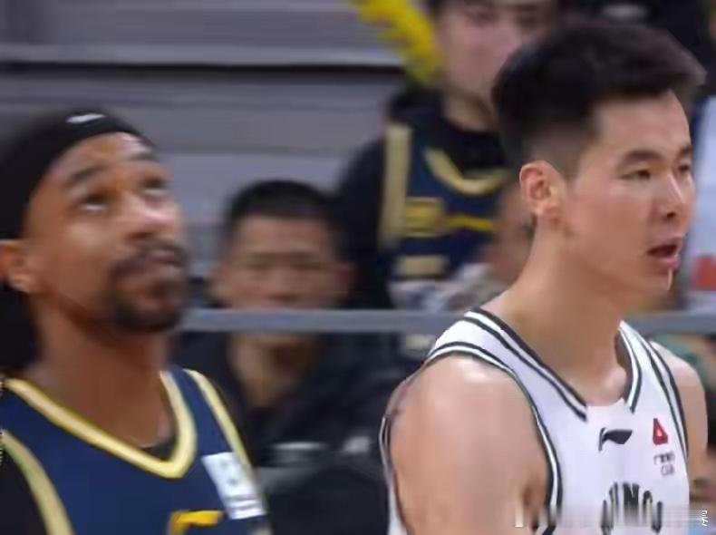 广东男篮险中求胜遇伤病考验 杜锋新援验货战打得跌宕起伏！奎因首节砍10分扛住同曦