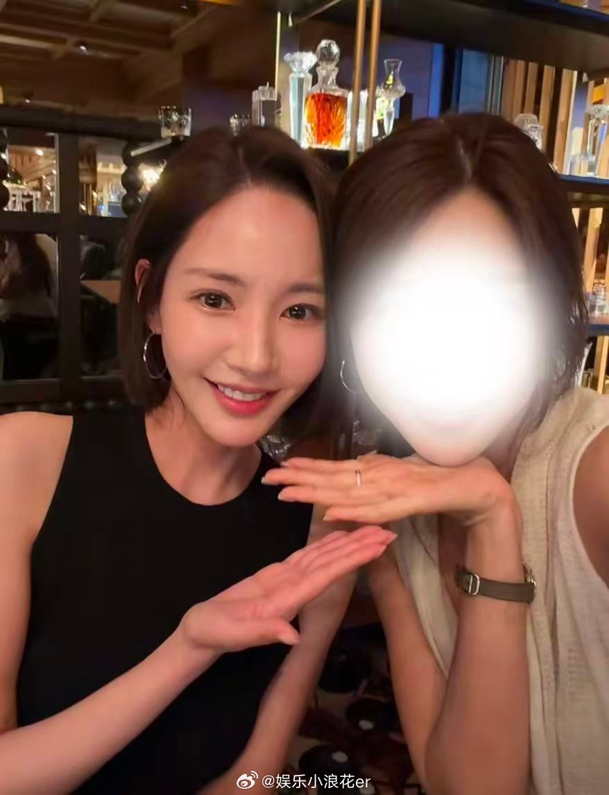 网友香港偶遇朴敏英 有网友在香港偶遇朴敏英，还一起合照了，好美哦！ 