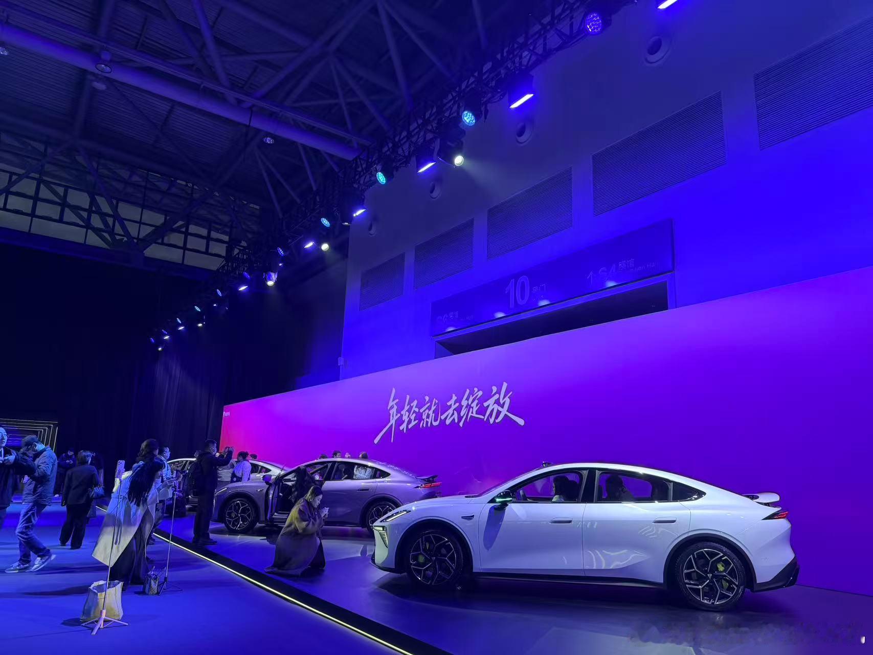 深蓝L06发布会现场，满满的全都是刘浩存的代言形象，而且安保等级看起来贼高。然后