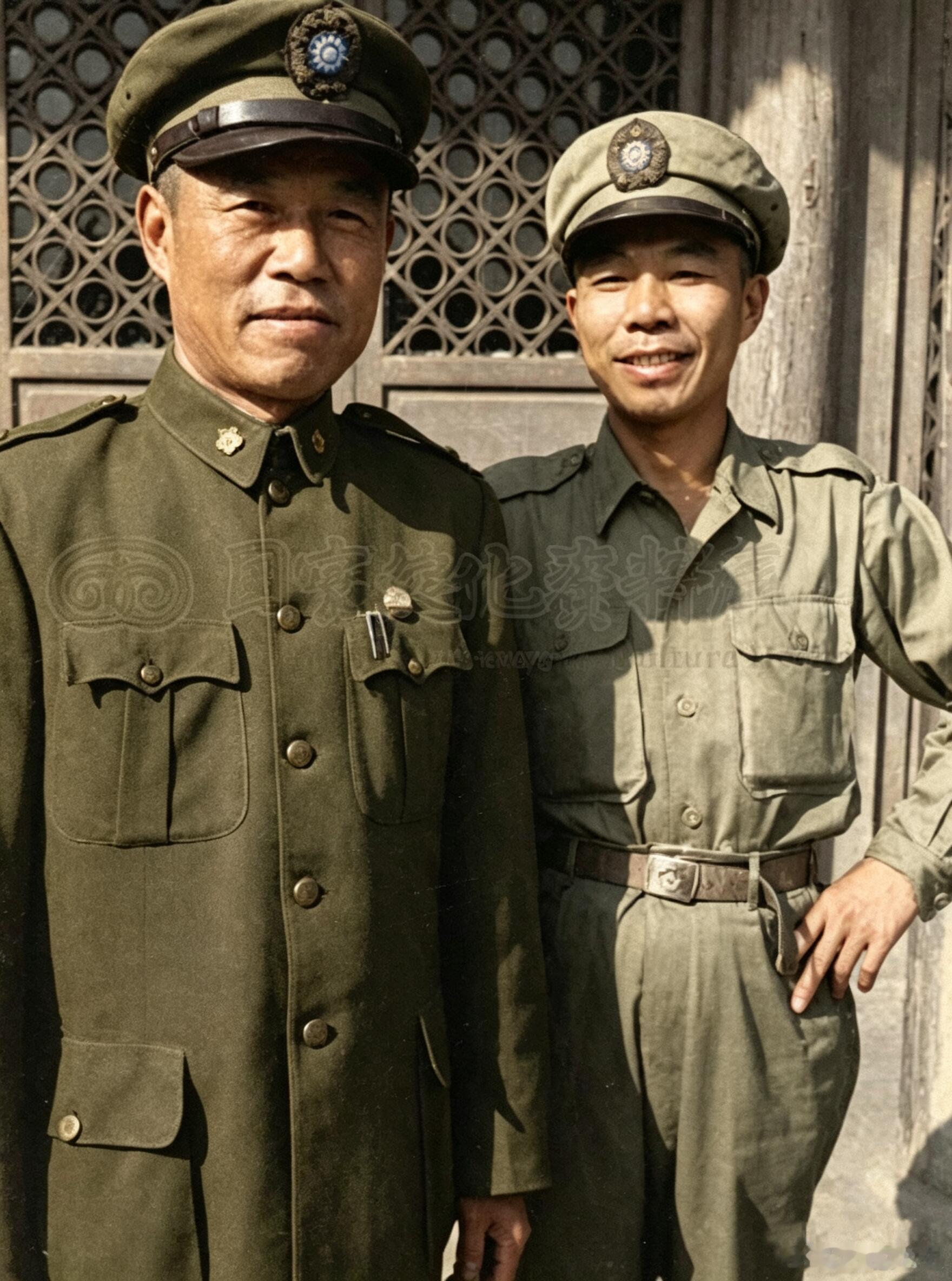 1948年徐蚌会战中担任第2兵团司令官的邱清泉中将（左）与第88军军长刘廉一中将