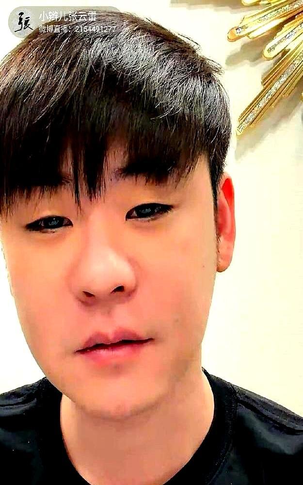 德云社后台彻底乱了！徒孙当众喊话张云雷：钱都镶肾上了？烧饼直接掏出哑铃砸过去。