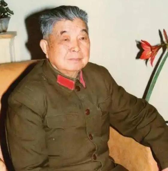 1953年，西康军区司令员刘忠，得知母亲和原配还在世，便携现任妻子回乡，当他看到