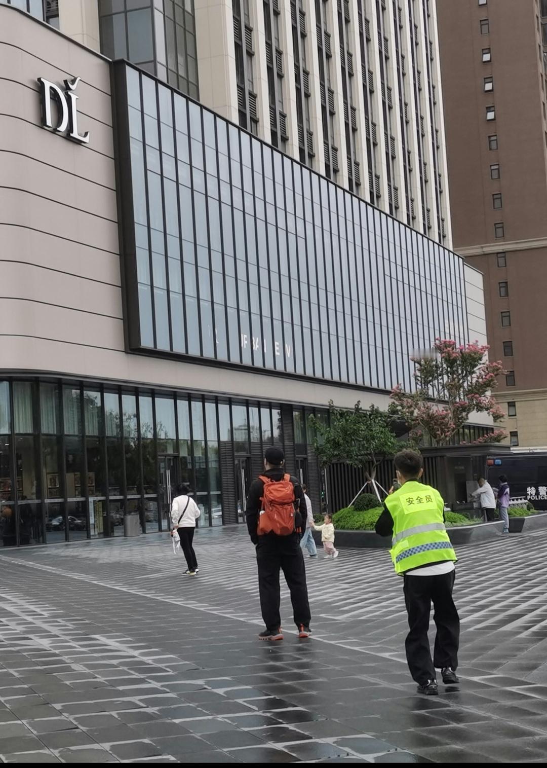 “您好，请帮我拍一下照，好吗？〞
虽然天气不好，但是他的心情却很好。
因为，他独