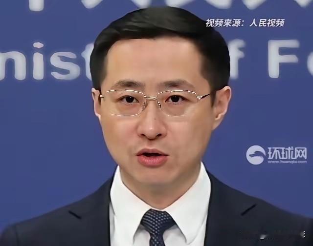 戴旭和金灿荣两位教授的观点分别是：戴旭的观点：武器再好，设备再先进，如果不敢于亮