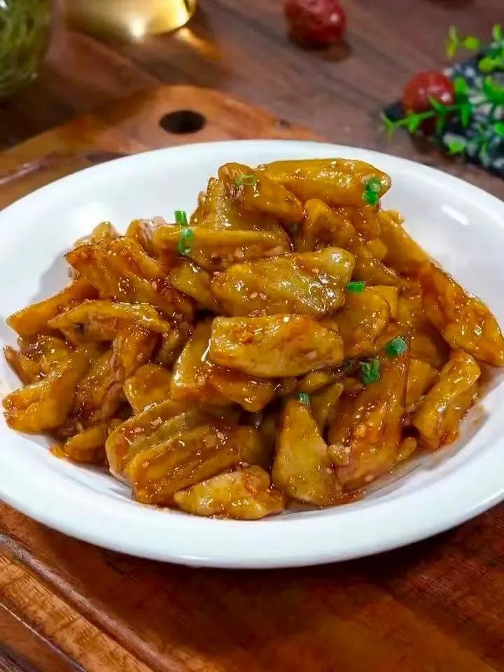 糖醋烧茄子
准备食材：茄子、葱姜蒜。
做法步骤：1、准备两根茄子，去皮后改刀切成