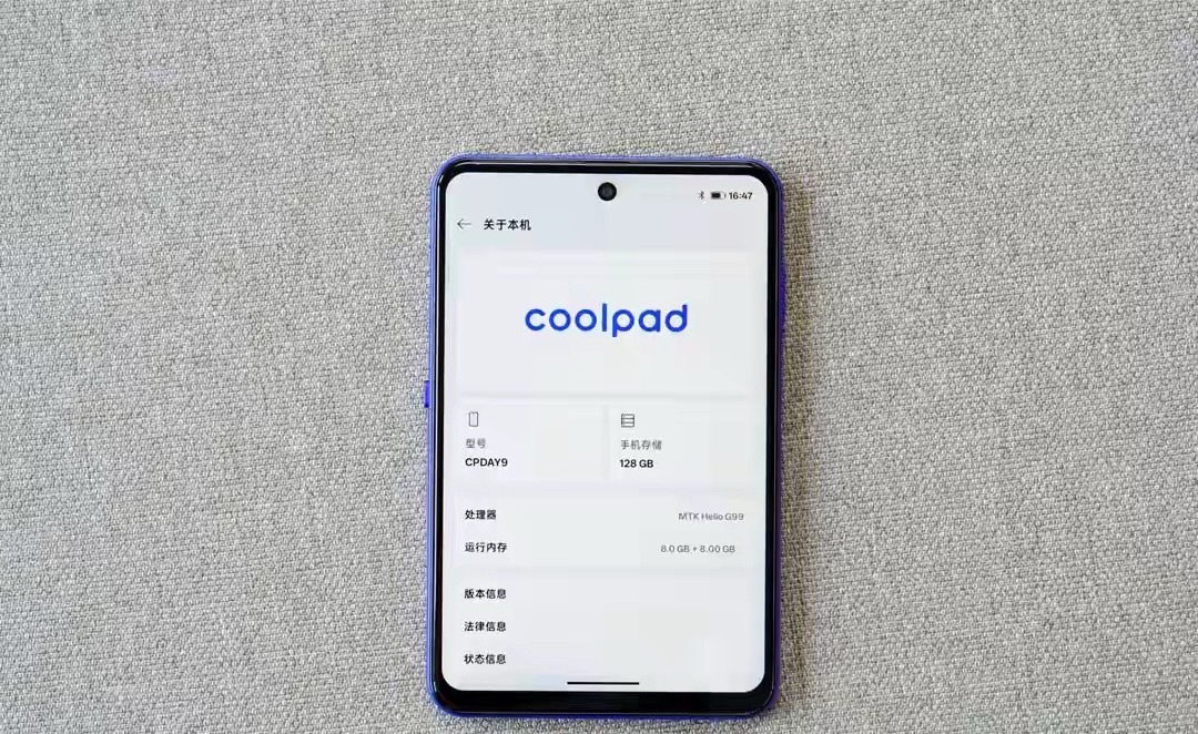 来看看这台广交会亮相的阔直板新机DOOGEE Note60 W，背面外观几乎撞脸