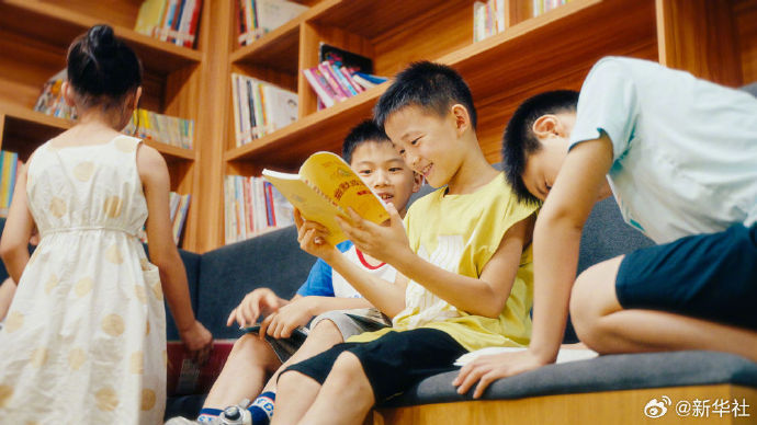 【#爱读书日常瞬间#】用镜头记录读书，让书香飘进生活。戳链接，一起感受阅读的美好