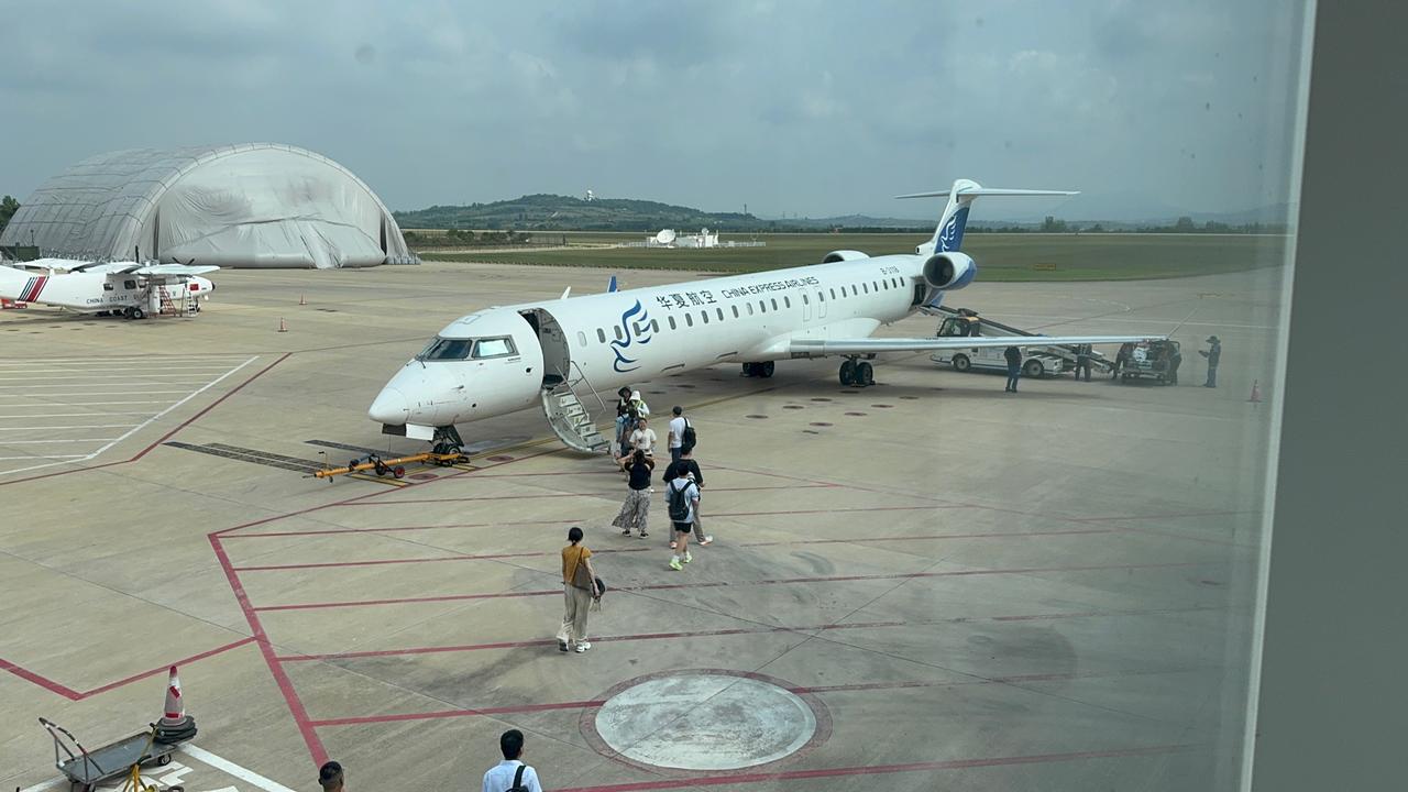 美国机场一架飞机和一辆汽车“亲密接触”，机场暂时“休息”。

当地时间3月23日