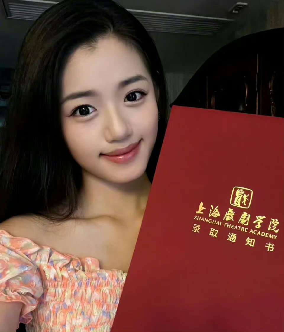 #于正新签的女艺人##于正[超话]#感觉还挺有灵气的吧，看看于正会怎么把她带起来