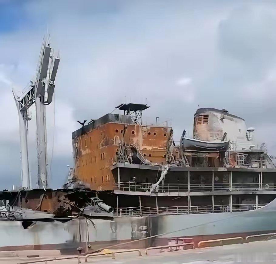 鹰击18亚超结合弹对靶船上层建筑的打击效果。 