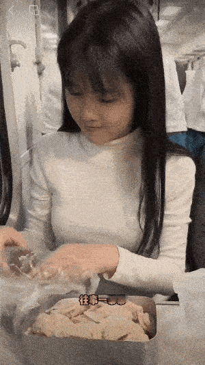 图一：能不能别做梦了啊，快点起床上班了好吧？连女朋友都还没有。
图二：大哥终于为