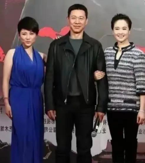哇，我的天哪！

张丰毅，颜丙燕，左小青三位竟然同框了。

想当年三位可是很出色