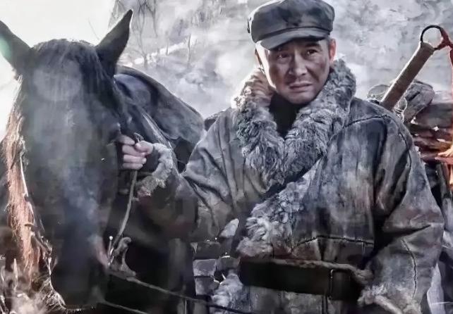 1937年，肖永银和徐向前四人躲在树林里，敌人的骑兵路过时不停地向树林张望。肖永