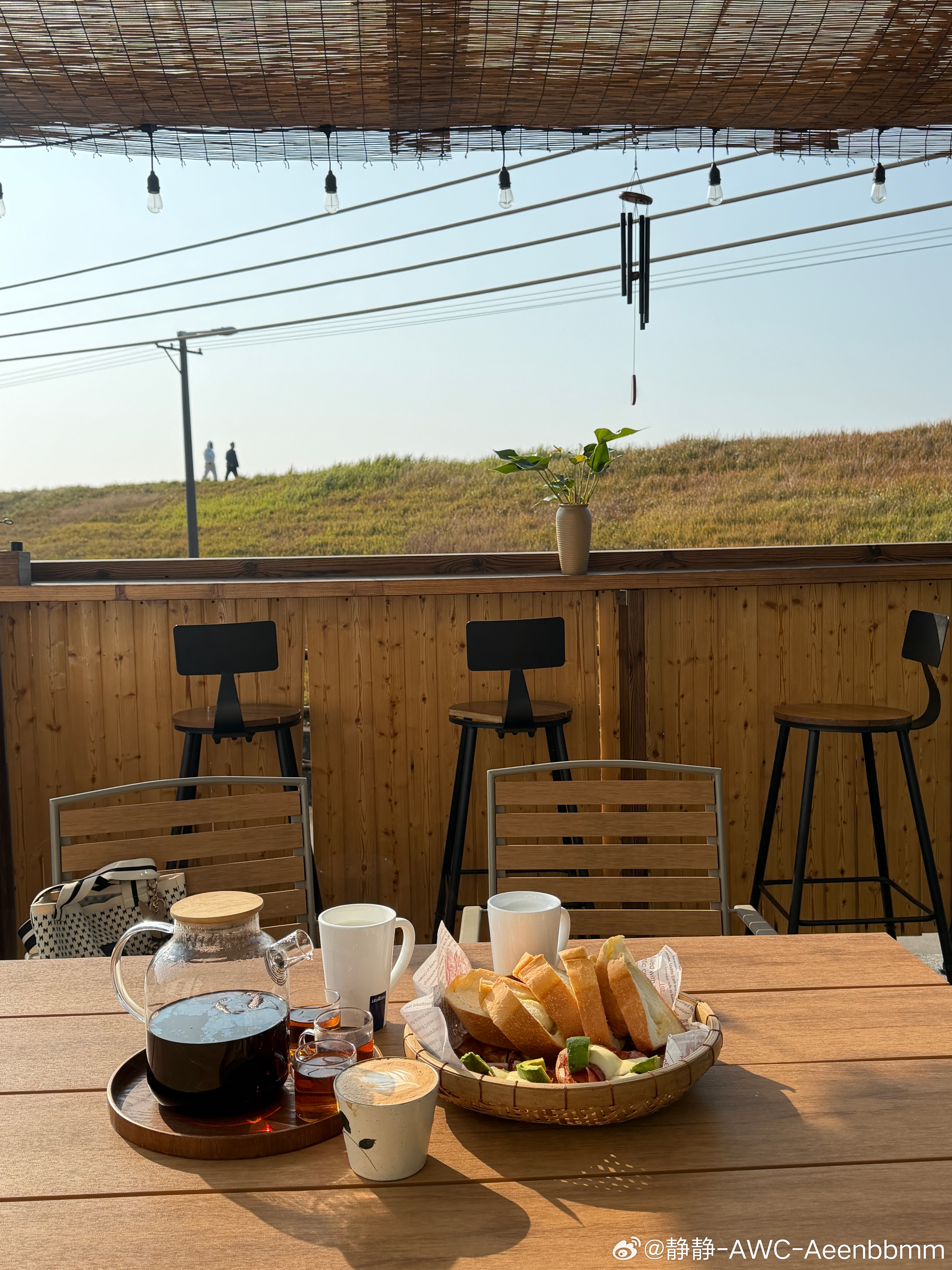 放假的日子在阳台晒着太阳吃早餐 