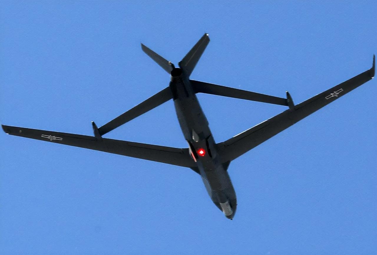 我们的“高空之眼”无侦七高空侦察机，飞行高度达20000米以上，想要摸到她还真不