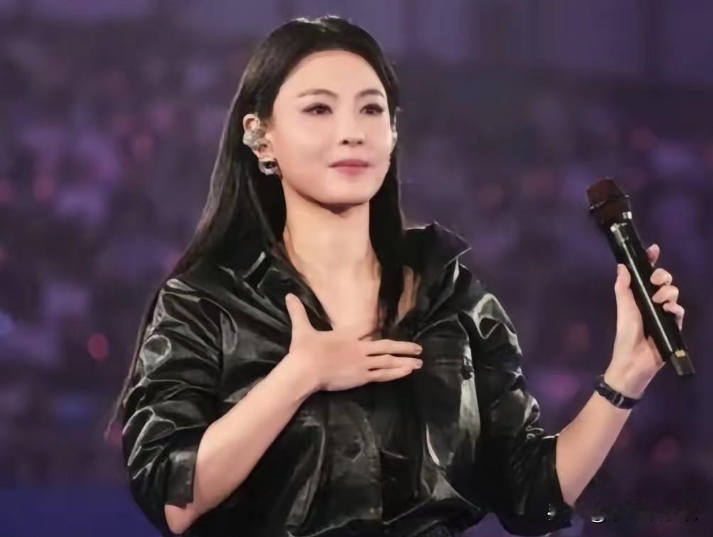 但仔细想想，大家真正介意的是什么？是一个前儿媳没按“规矩”表现出足够的悲伤。可谁