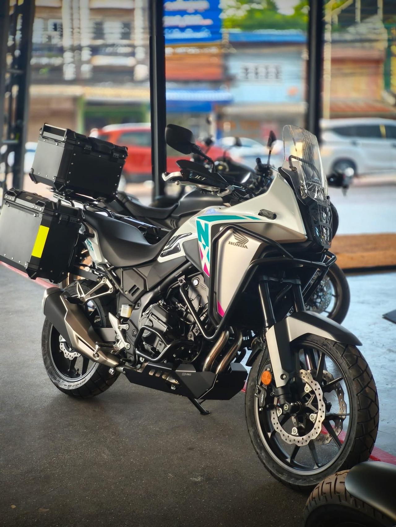 “于生活   浅浅笑 ，于岁月  慢慢行，
     见山  见水   见自己，