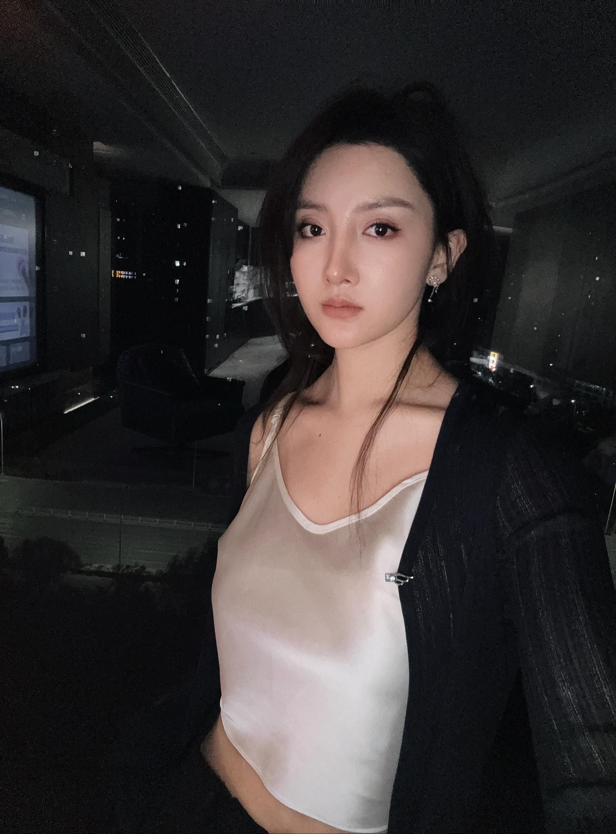 人一定要靠近能托举和滋养你的人 计较里生不出慈悲 争吵里养不出优雅内耗...