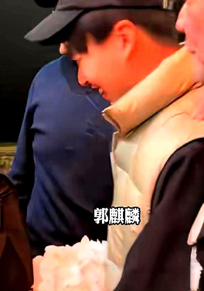 “你们这是攥我啊！”郭麒麟拿着新娘捧花，一脸无奈地看着他爸郭德纲。
 
新娘那捧