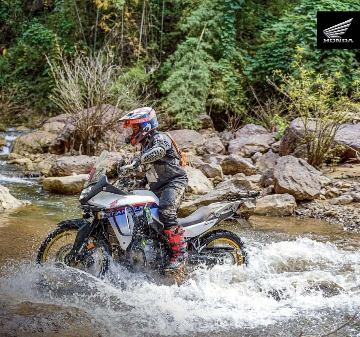 XL750 Transalp:一辆适合公路和越野的多功能摩托车。 新增本田E-C